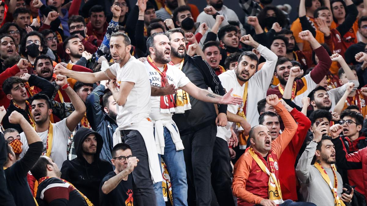 Galatasaray'da bakan ve ynetime istifa ars