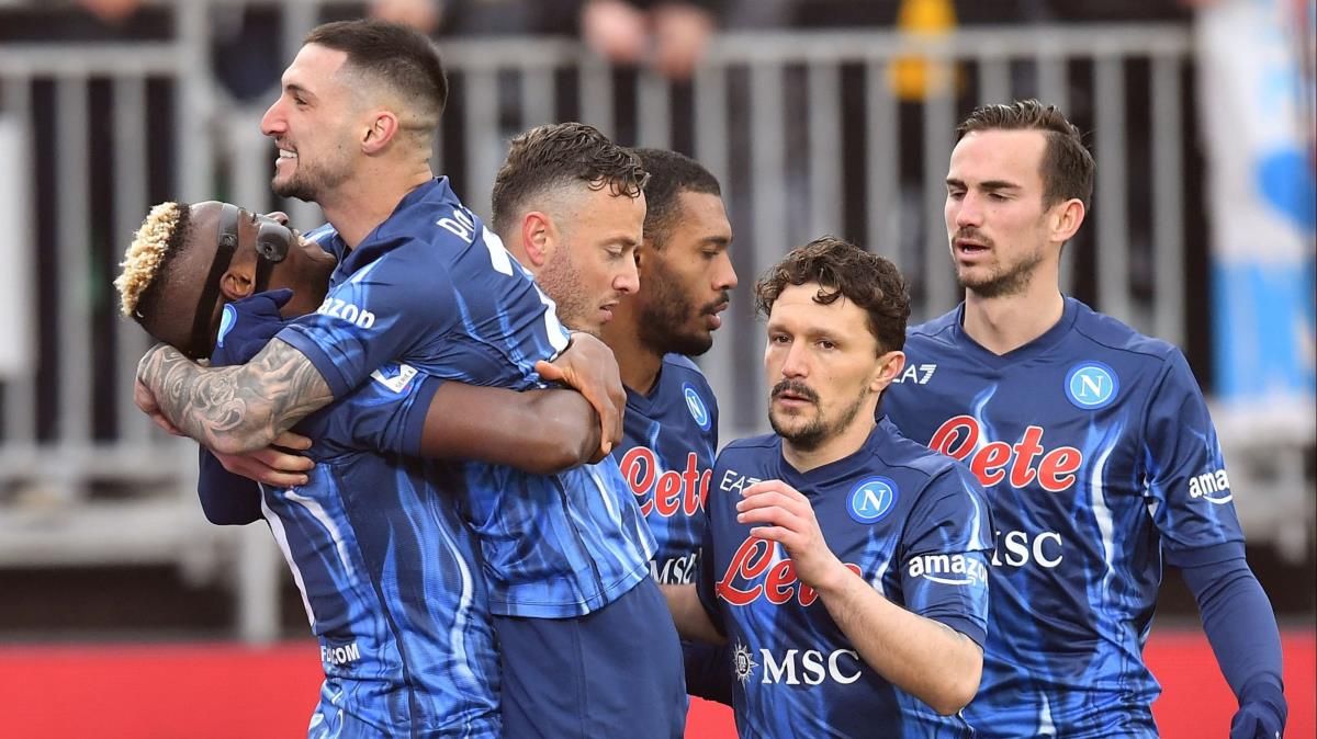 Napoli deplasmanda Venezia'y 2 golle geti