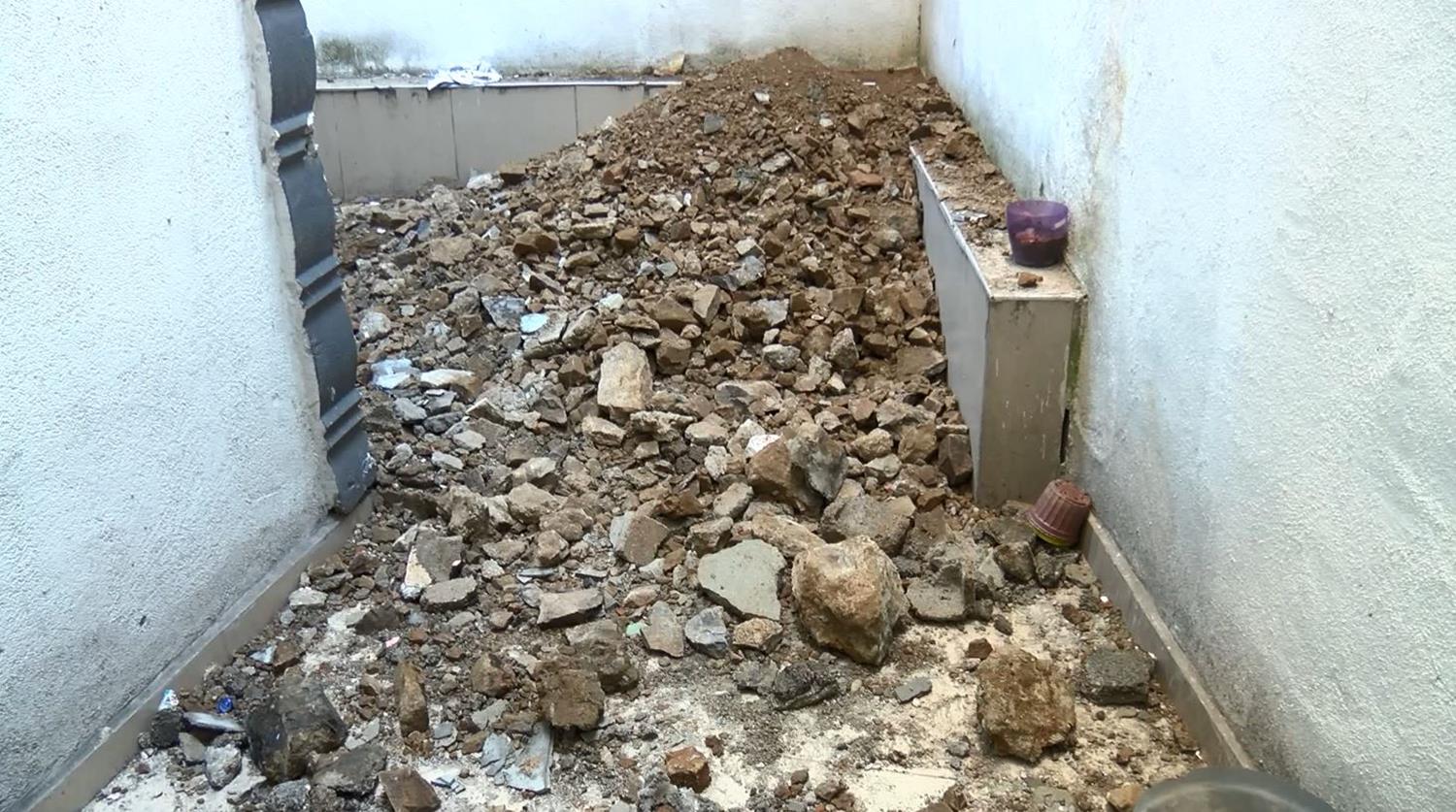 Binan�n zemin kat�ndaki duvar y�k�ld�, ev sahipleri tahliye edildi