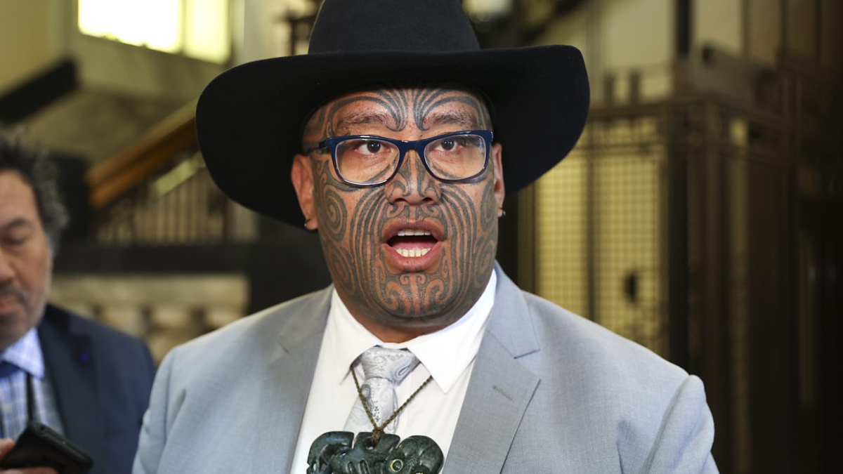 Kraliyete �a�r� yapt�! 'Y�netimi bize b�rak�n'