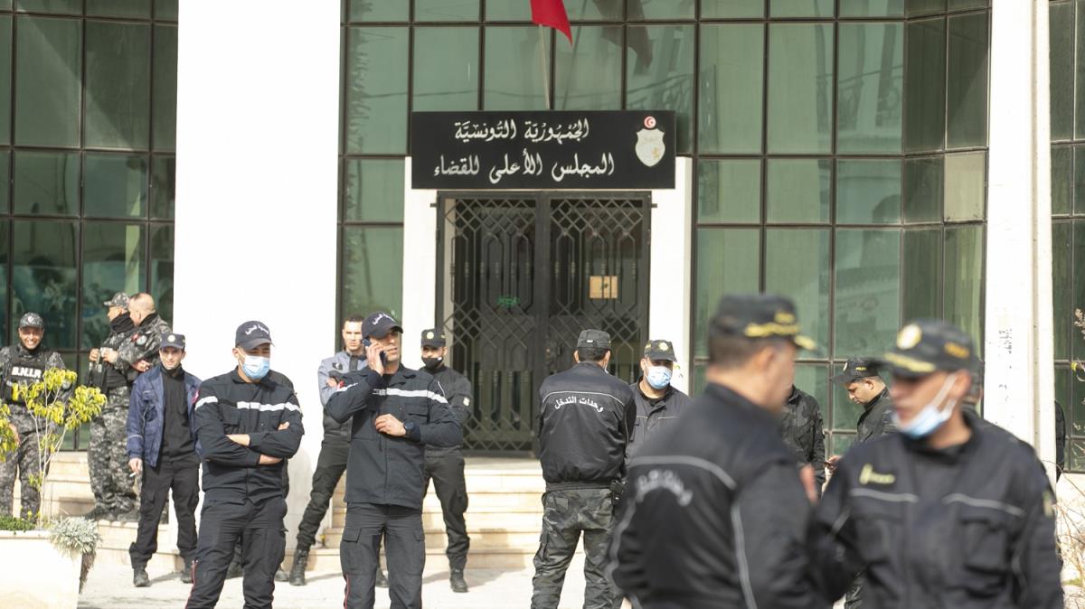 Tunus Yksek Yarg Konseyi binas emniyet glerince kapatld