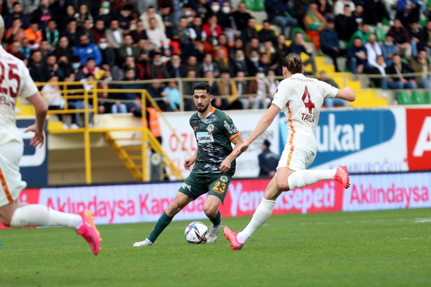 Alanyaspor Emre Akbaba'ya, Adana Demirspor Mario Balotelli'ye g�veniyor