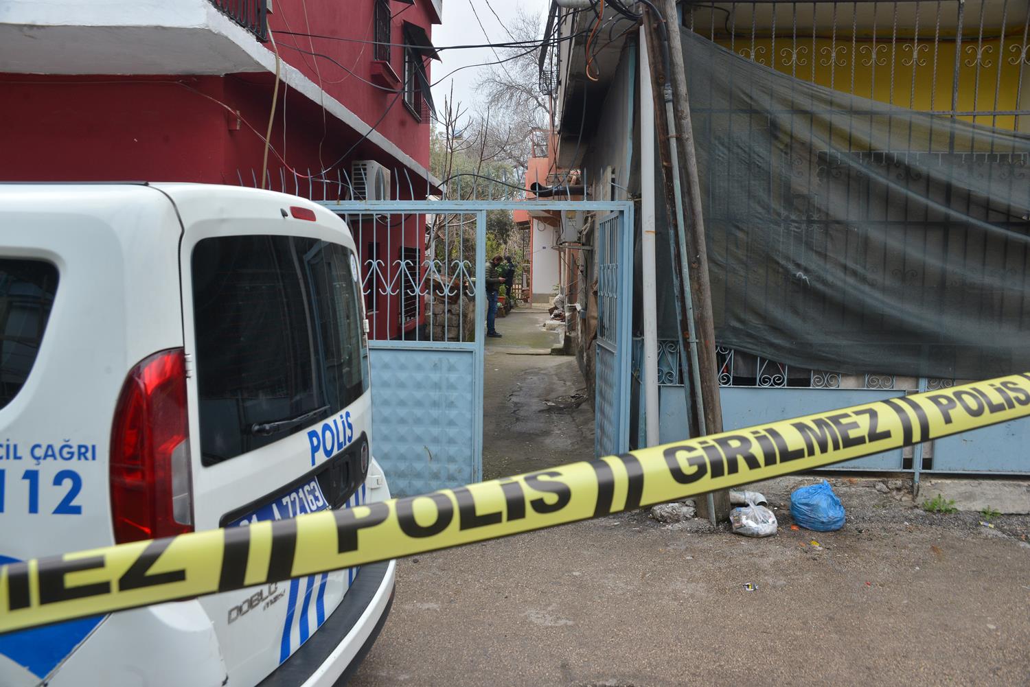 Motosikletli 2 ki�i, 22 ya��ndaki Elif'i s���nd��� bah�ede vurdu