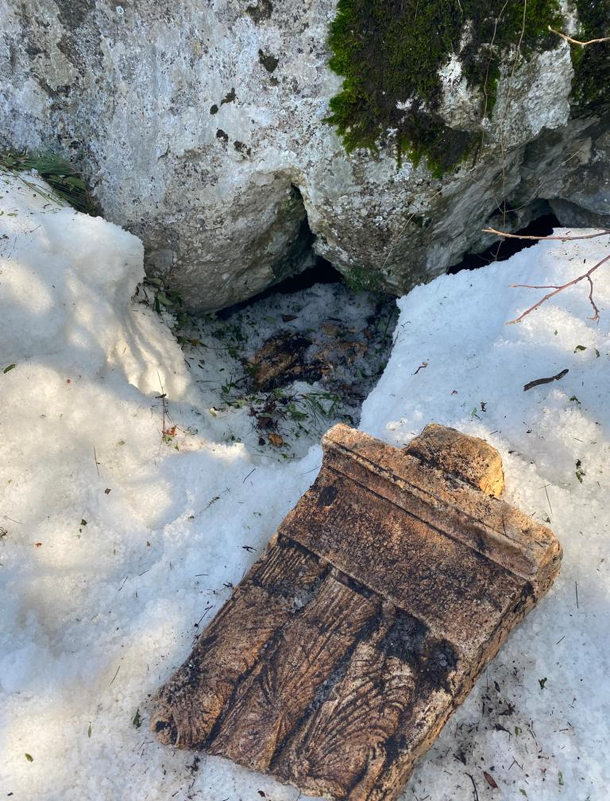Ormanlk alanda 3 para halinde Roma dnemine ait olduu deerlendirilen mezar ta bulundu