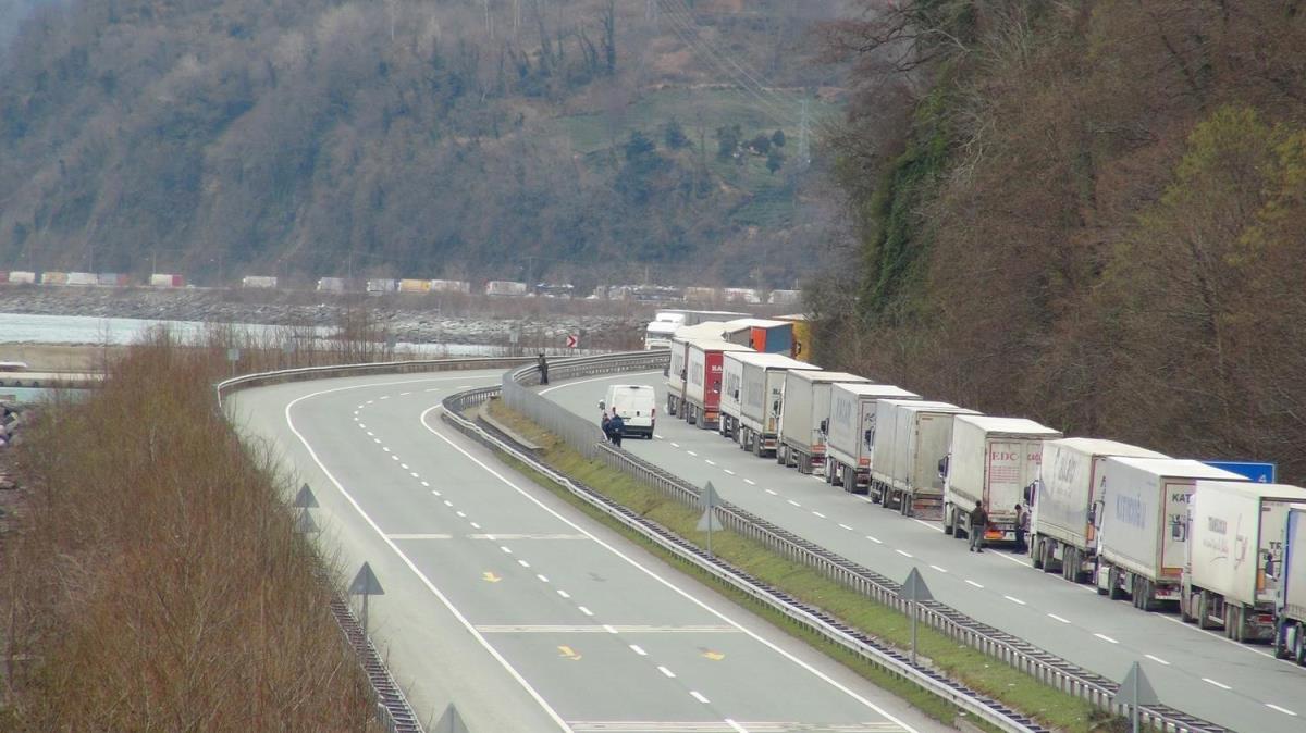 Sarp Snr Kaps'nda Arhavi'ye kadar uzanan TIR kuyruu