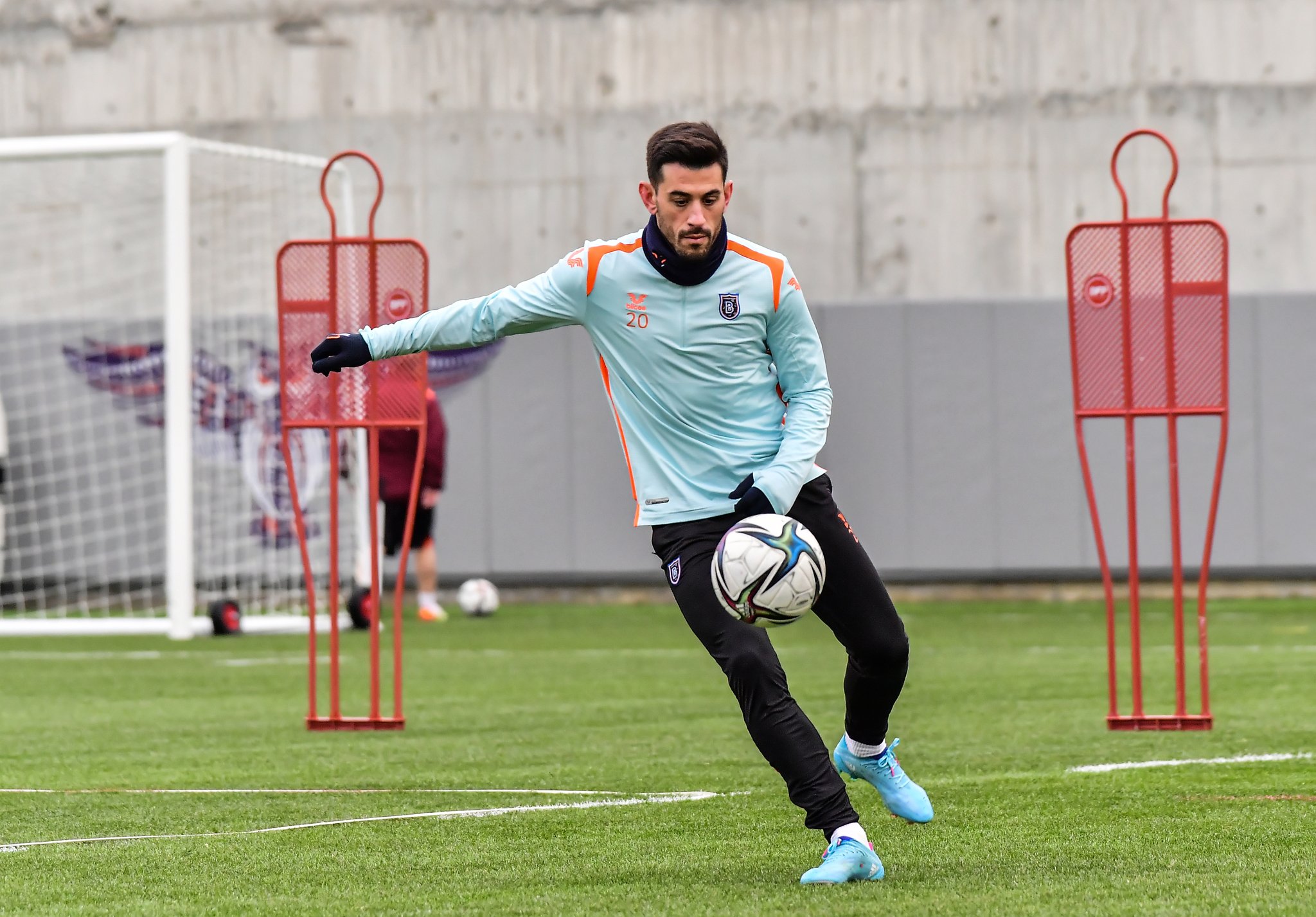 Ba�ak�ehir'de yeni transferler ilk idmanlar�na ��kt�