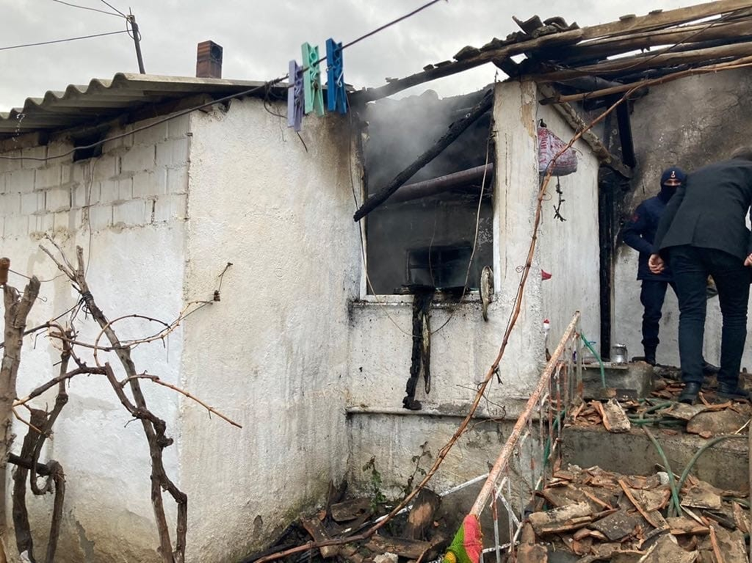 Tek katl� evde yaln�z ya�ayan 90 ya��ndaki alzheimer hastas� kad�n yang�nda can verdi