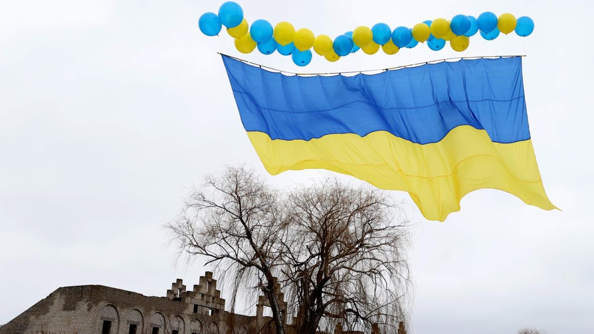 Donbas'ta gnlller ayrlklarn tarafna balonlarla Ukrayna bayra gnderiyor