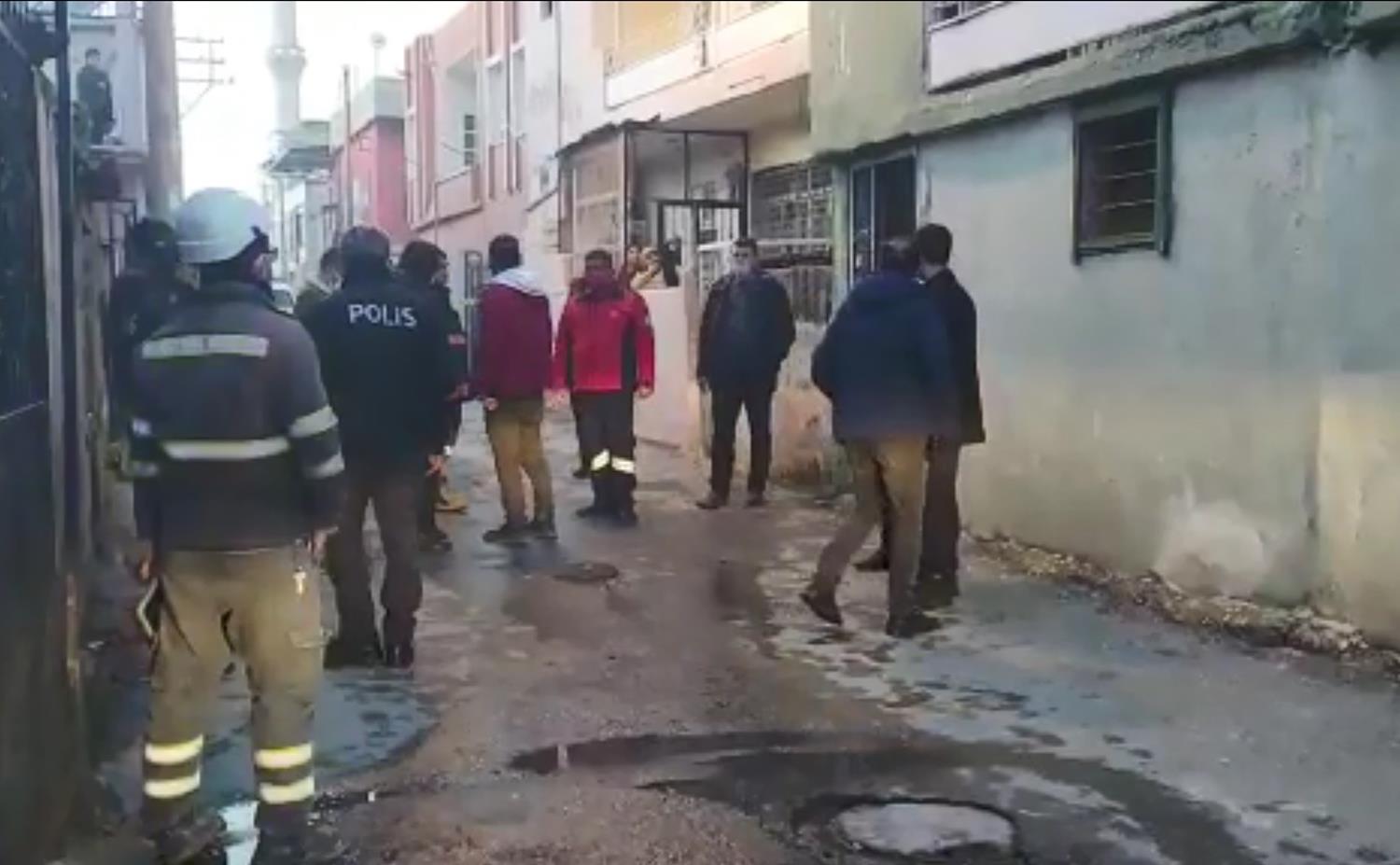 Evde tek ba��na ya�ayan �ah�s yanarak can verdi