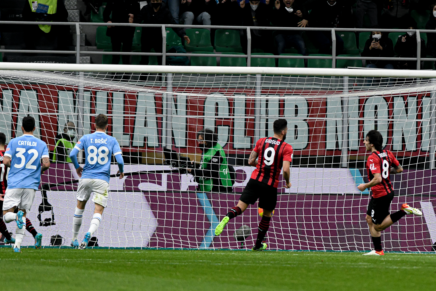 Milan, Lazio'ya fark att�