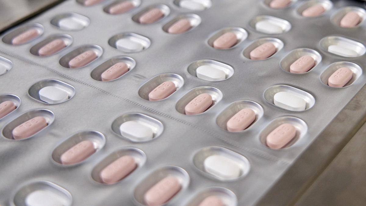 �in, Pfizer'�n Kovid-19 ilac�na acil kullan�m onay� verdi