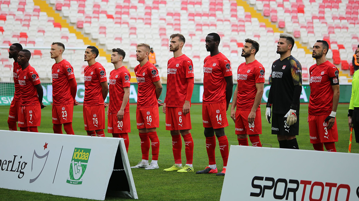 Sivasspor'da iki futbolcu ceza s�n�r�nda