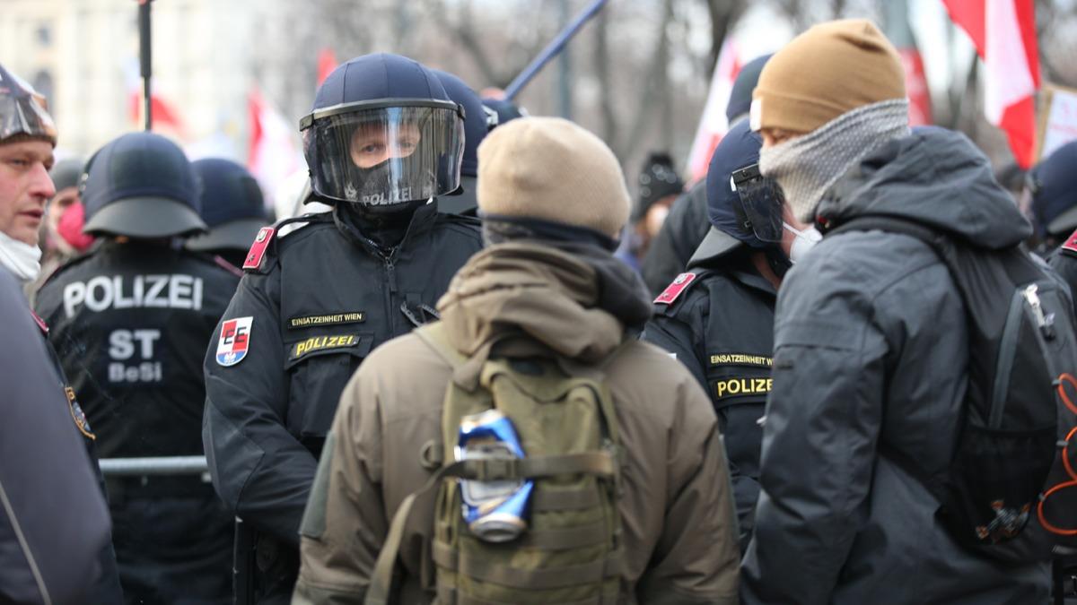 Viyana'daki protestolara polis engeli