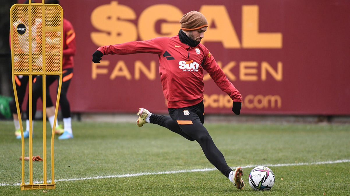Galatasaray'da Arda Turan ve Emre K�l�n� tak�mla �al��t�