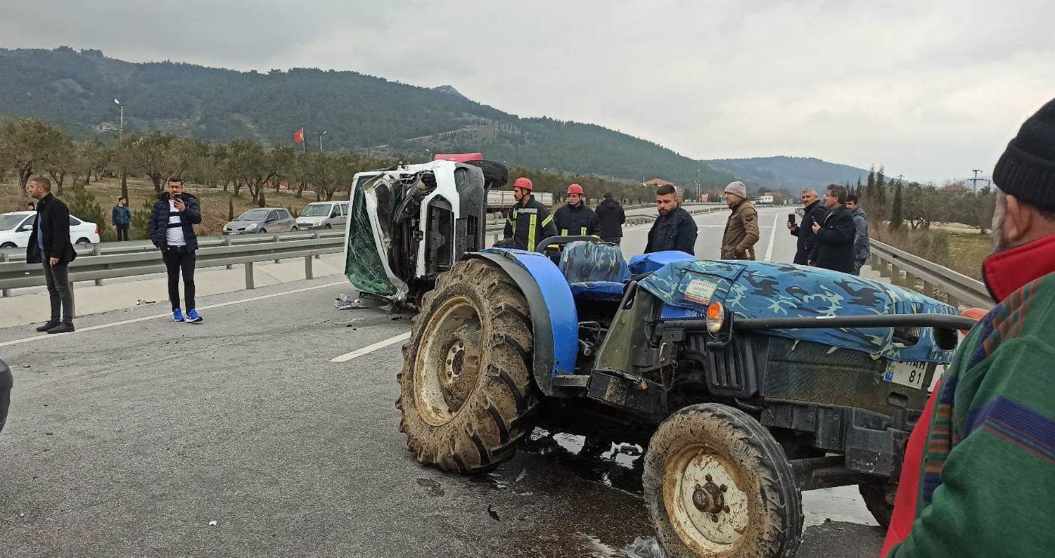 Manisa'da minib�sle trakt�r �arp��t�