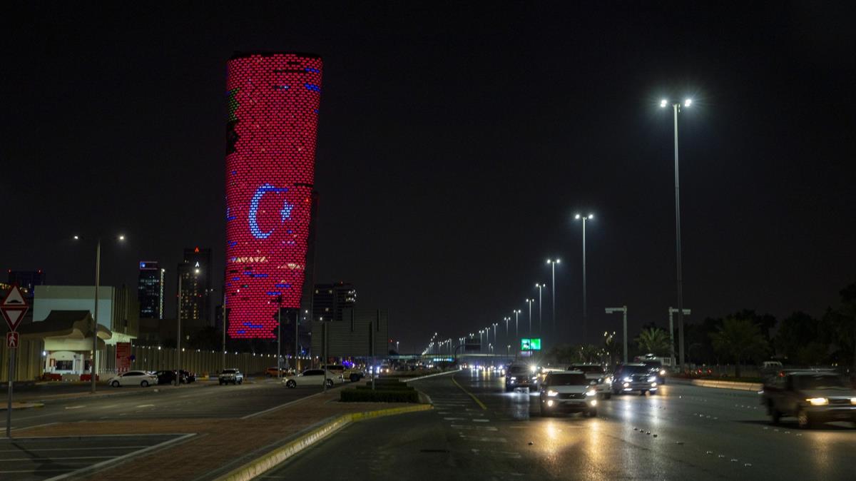 Abu Dabi'nin sembol binalarna Trk bayra yanstld 