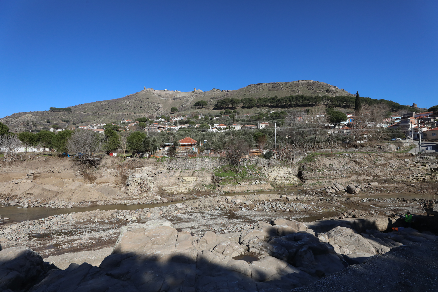Bergama Antik Kenti'nde 2 bin 500 y�ll�k sur duvarlar� bulundu