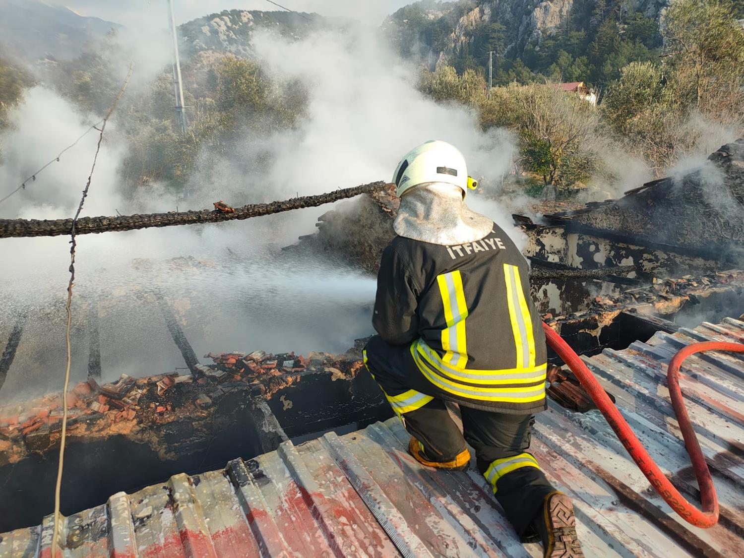 Ocakta unutulan yemek evi k�le �evirdi