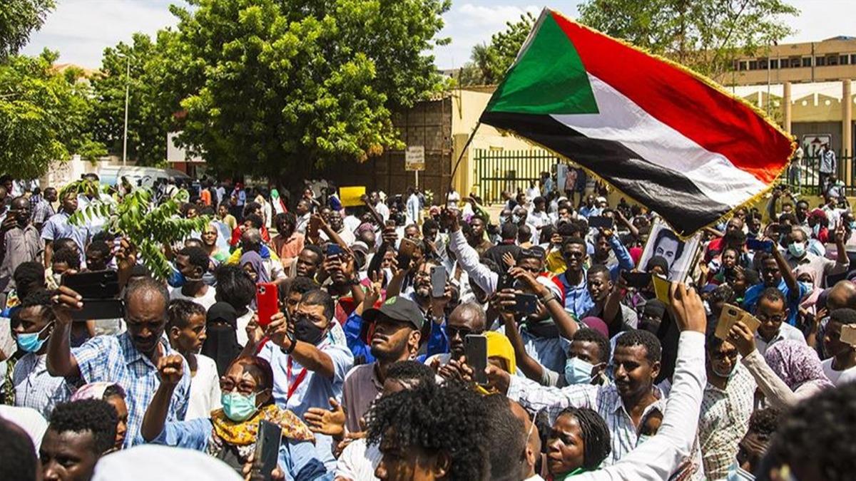 Sudan'daki protestolar sryor... l says 80'e kt 