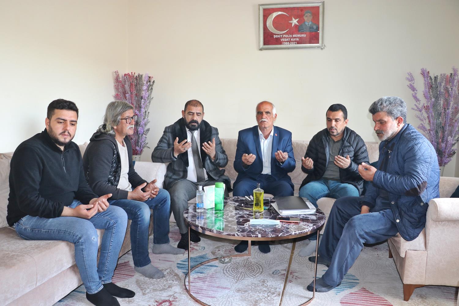 Evlat n�betindeki ailelerden Gara �ehidinin babas�na ziyaret