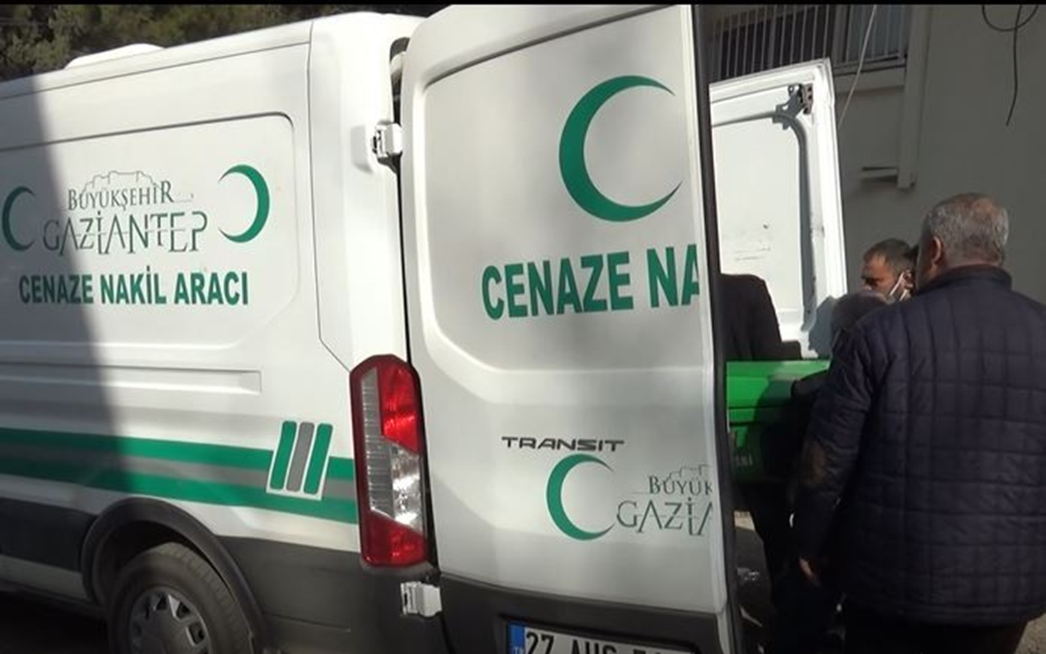 3. kattaki asans�r bo�lu�undan beton zemine d��en bek�i hayat�n� kaybetti