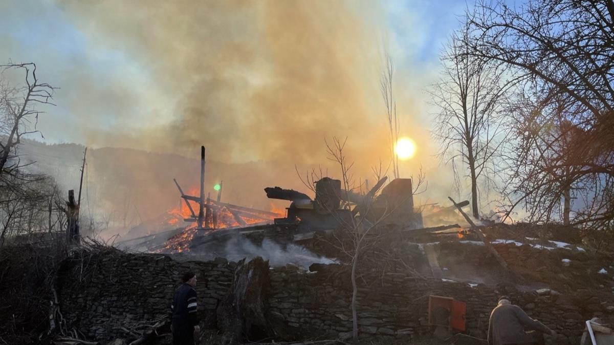 Kastamonu'da korkutan yangn: 10 ev kullanlmaz hale geldi