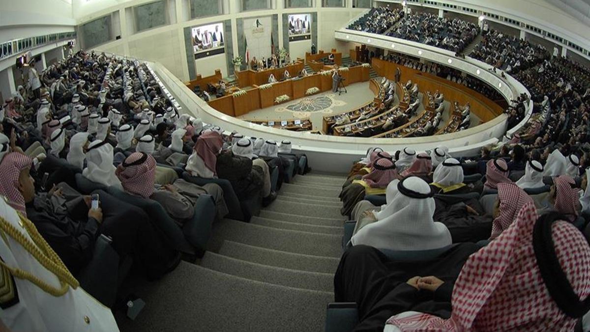 Kuveyt'te Savunma ve ileri Bakanlar istifalarn sundu