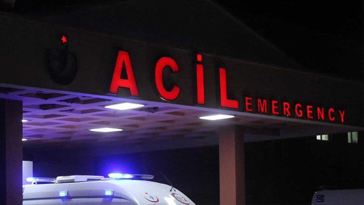 Otomobil ile hasta tayan ambulans arpt: 5 yaral