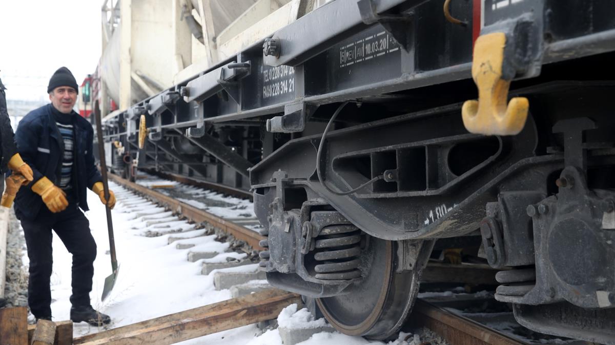 Sivas'ta test sr yapan yk treninin vagonu raydan kt