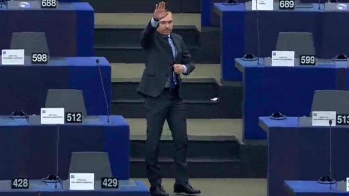 Bulgar vekil Avrupa Parlamentosu'nda Nazi selam verdi