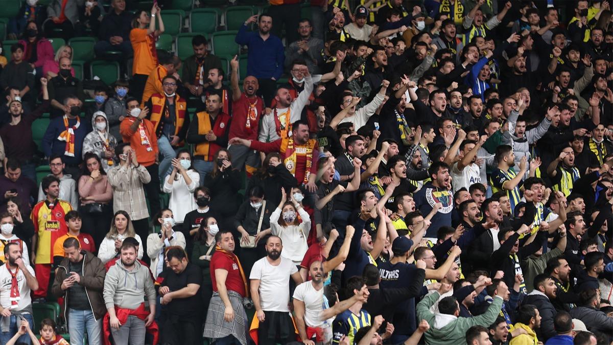 Fenerbahe-Galatasaray derbisinde tansiyon ykseldi! Salon boaltld! Ma durdu...
