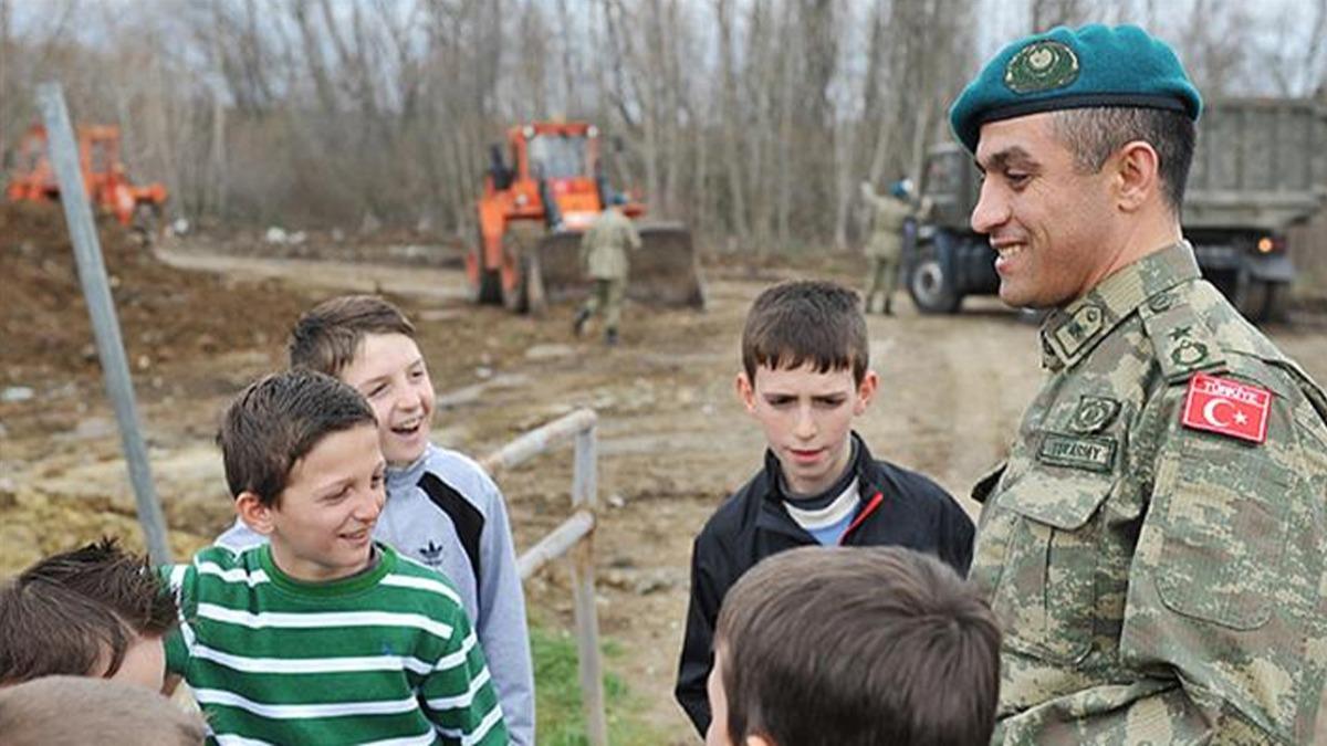 Trk askerinden Kosova'da eitime destek