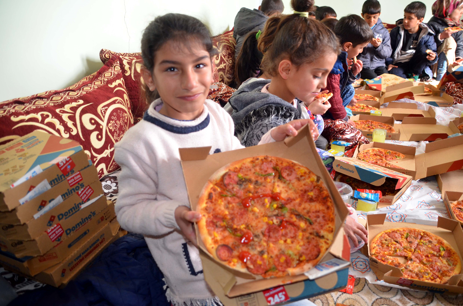 Hay�rseverler Mu�lu �ocuklar�n y�z�n� g�ld�rd�