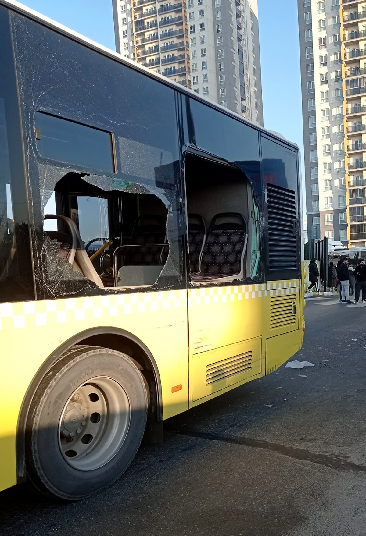 �ETT otob�s�nden f�rlayan yolcu a��r yaraland�