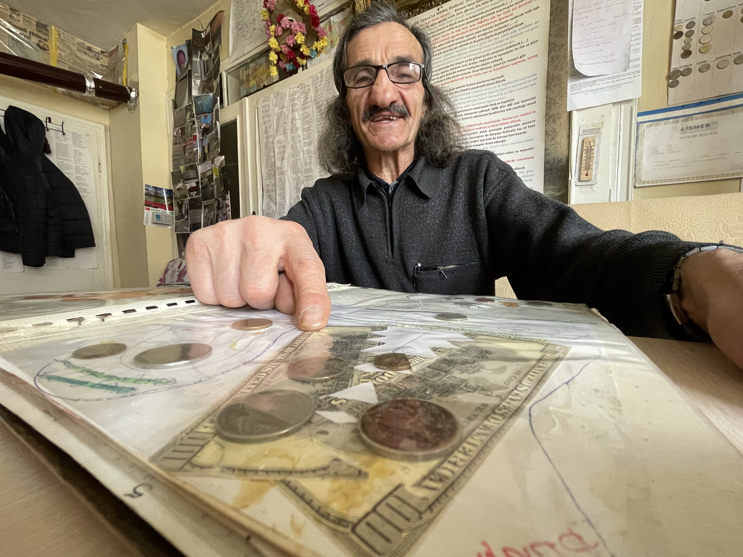 42 �lkenin madeni paras�yla olu�turdu�u koleksiyona g�z� gibi bak�yor