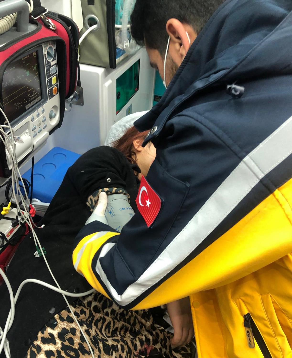 Apartman�n 3'�nc� kat�ndan asans�r bo�lu�una d��t�, a��r yaraland�