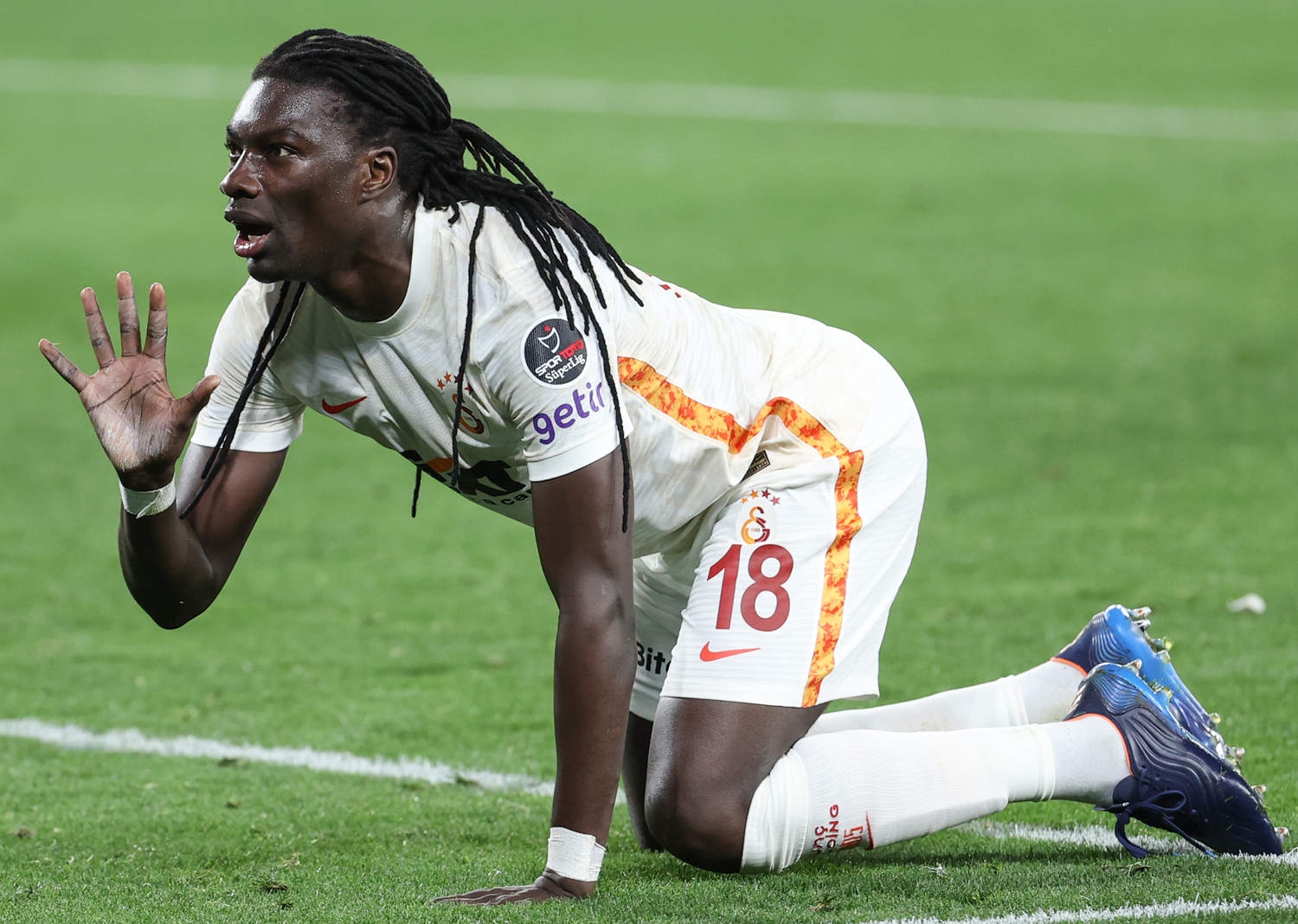 Bafetimbi Gomis b�rakt��� yerden devam etti