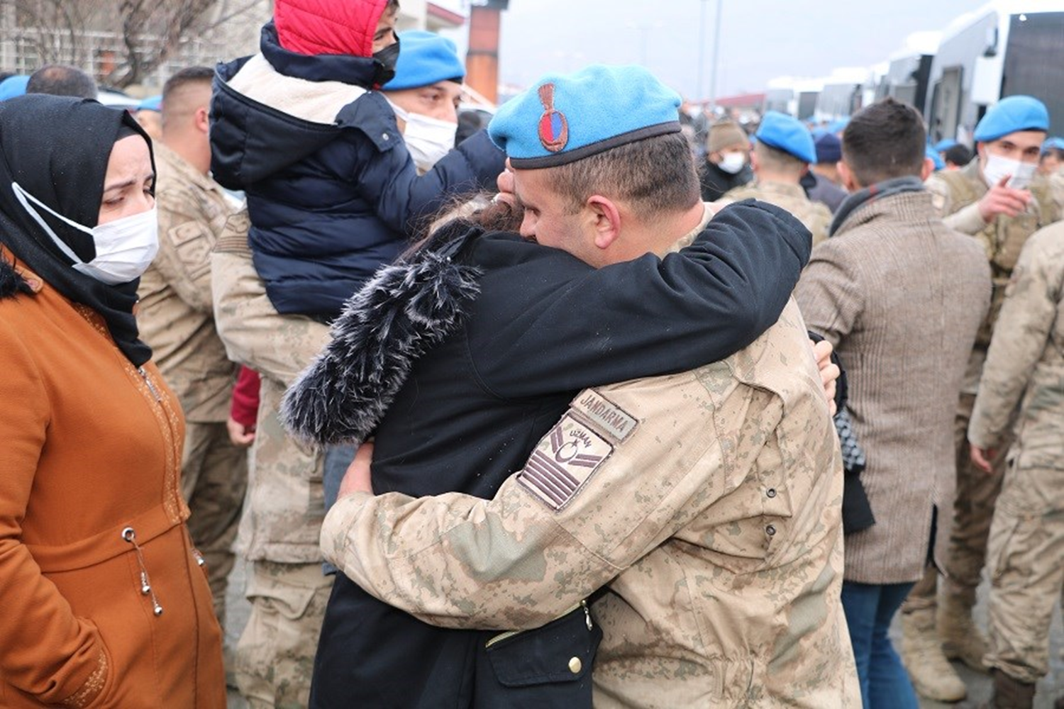 Batman'daki komandolar, dualar e�li�inde Suriye'ye u�urland�