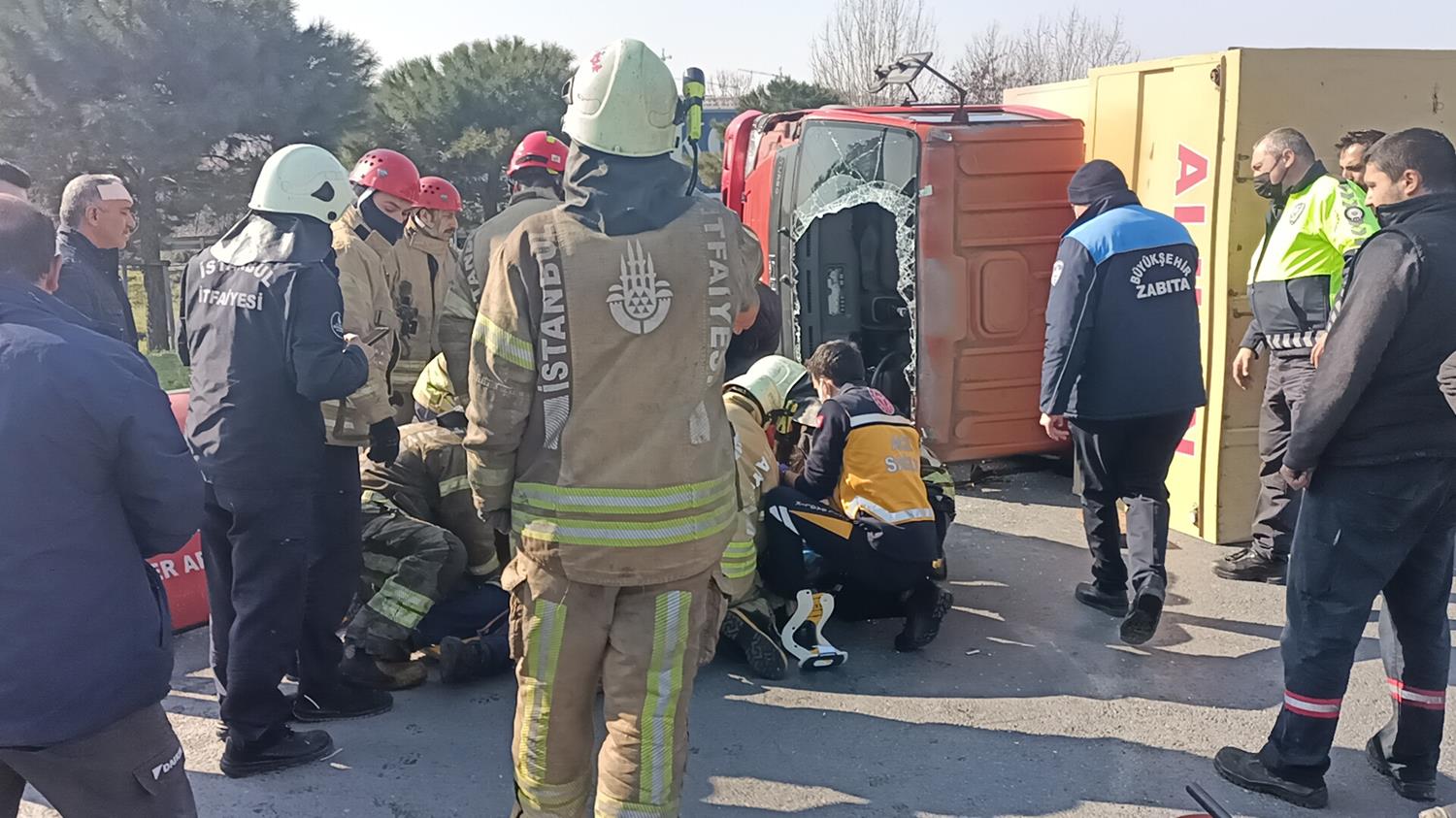 Esenyurt'ta kamyonet devrildi: Kolu ara� alt�nda kald�