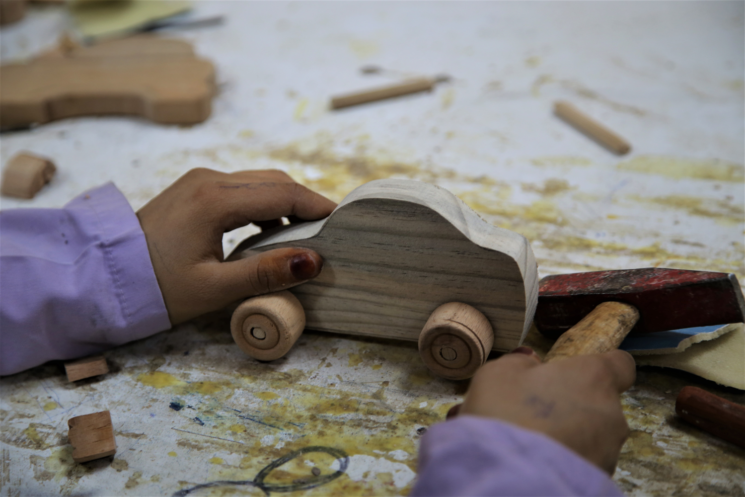 Kurumu� a�a�lar ve at�k odunlar, �ocuklar i�in oyunca�a d�n���yor