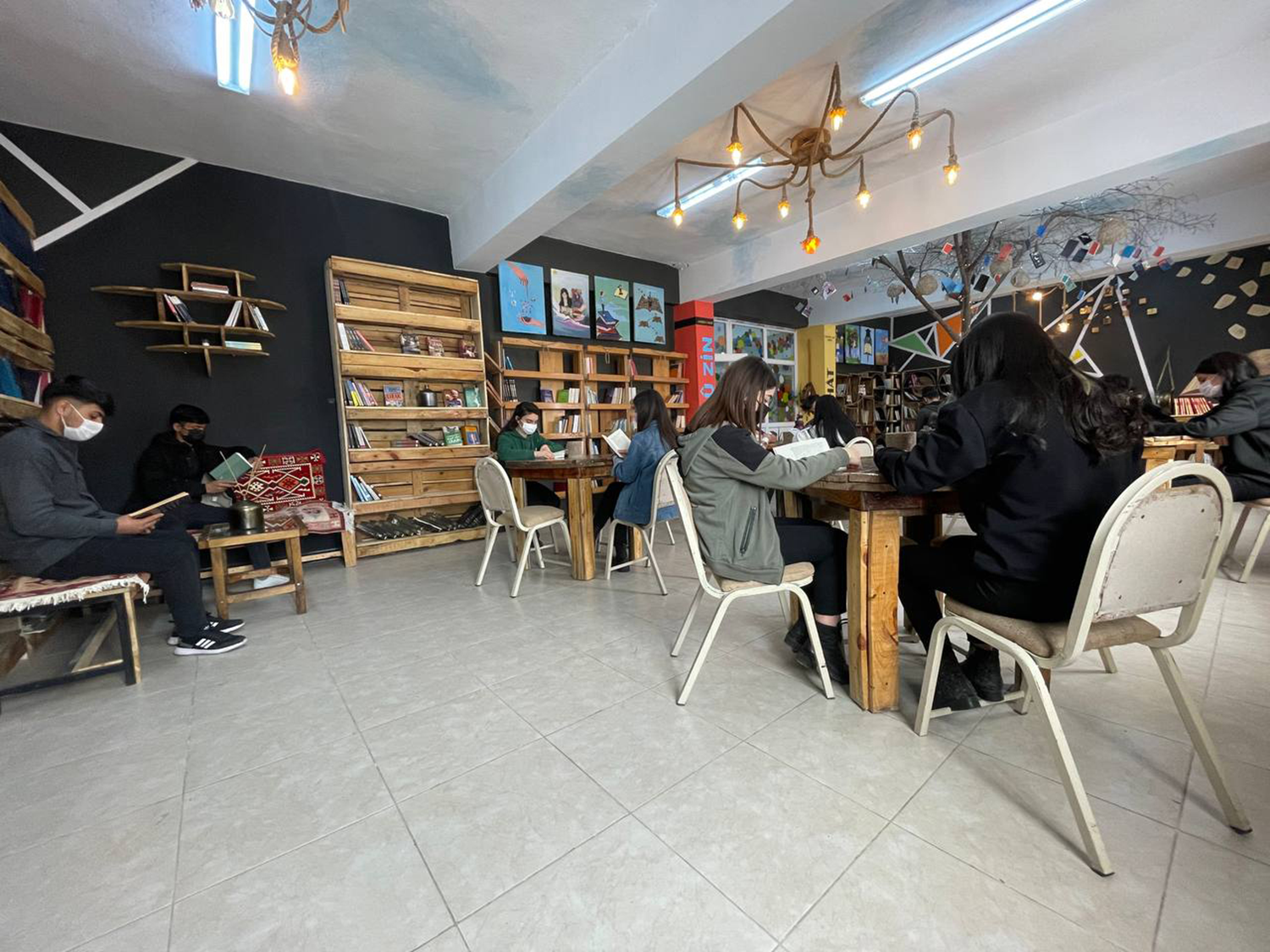 ��renciler 13 okula at�klar� d�n��t�rerek k�t�phane kazand�rd�