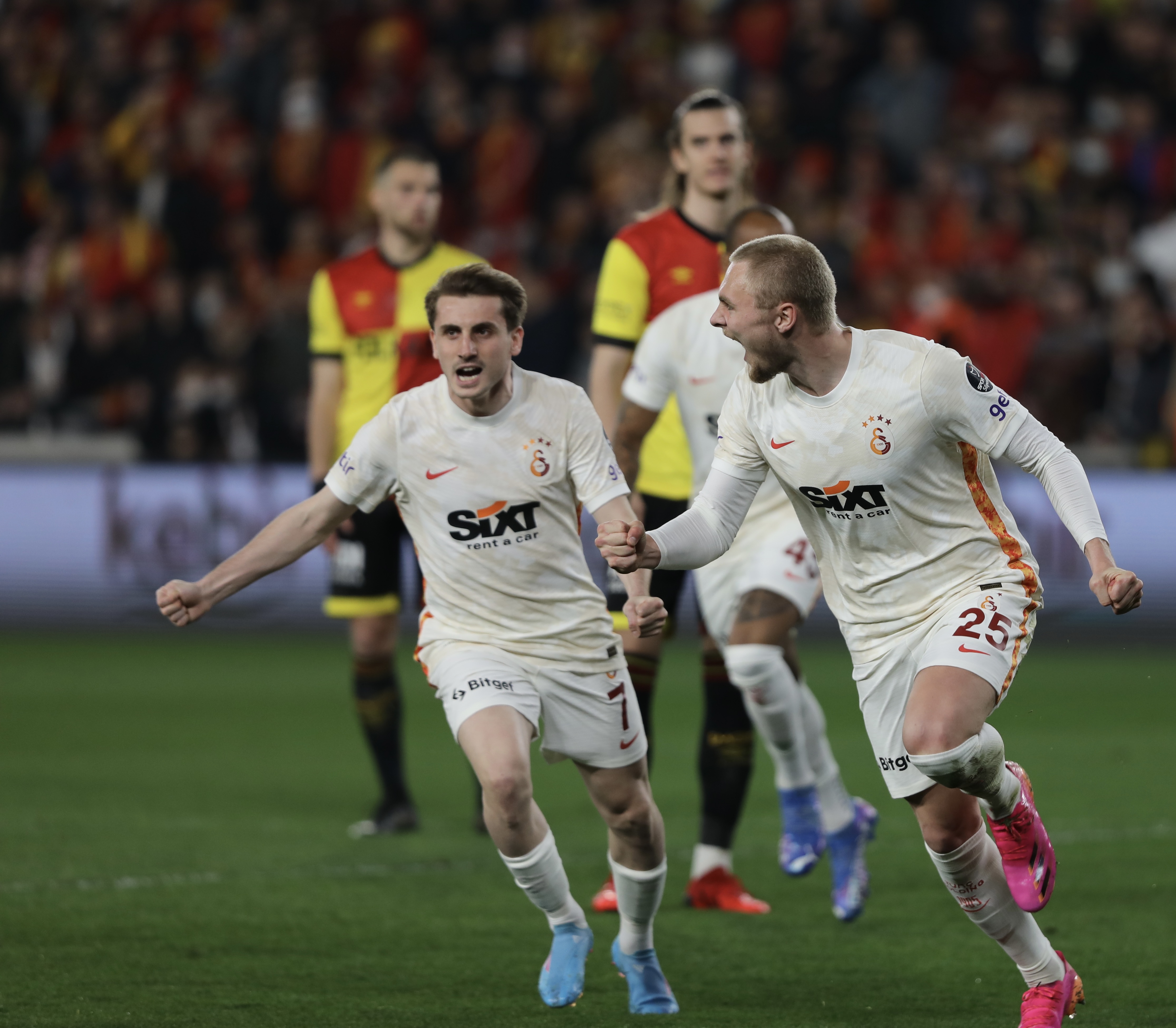 Kerem Akt�rko�lu: Zor zamanlardan ge�iyoruz