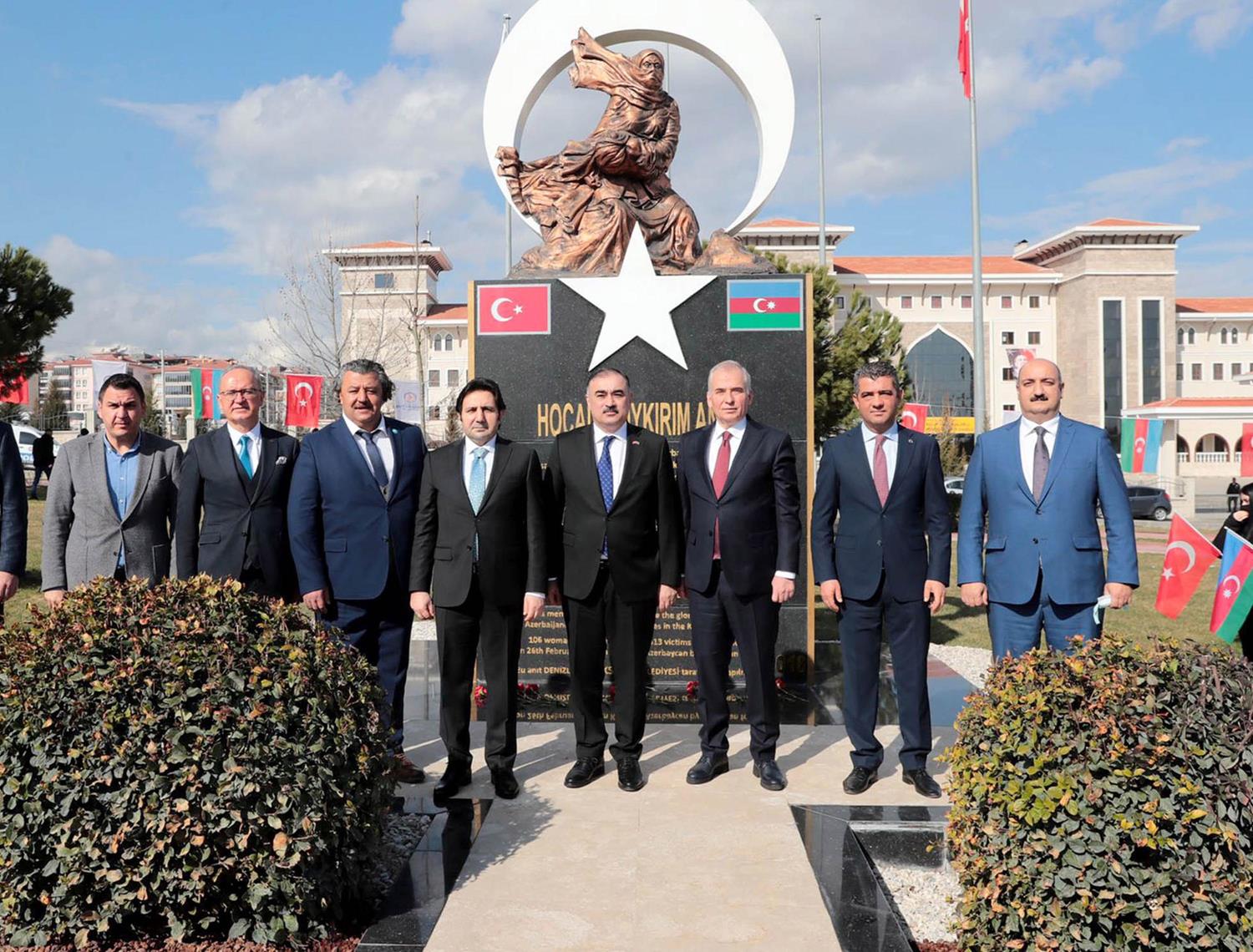 Azerbaycan B�y�kel�isi Mammadov, Denizli'deki Hocal� Soyk�r�m An�t�'na karanfil b�rakt�