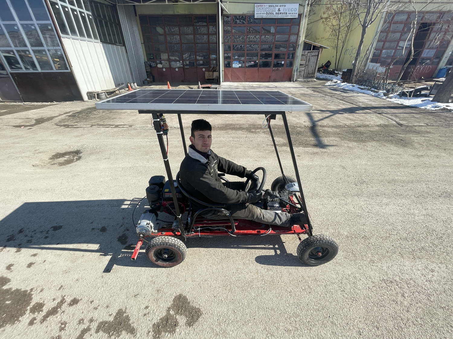 Lise son s�n�f ��rencisi taraf�ndan tasarland�! G�ne� enerjisiyle �al���yor, saatte 80 km'ye ula��yor