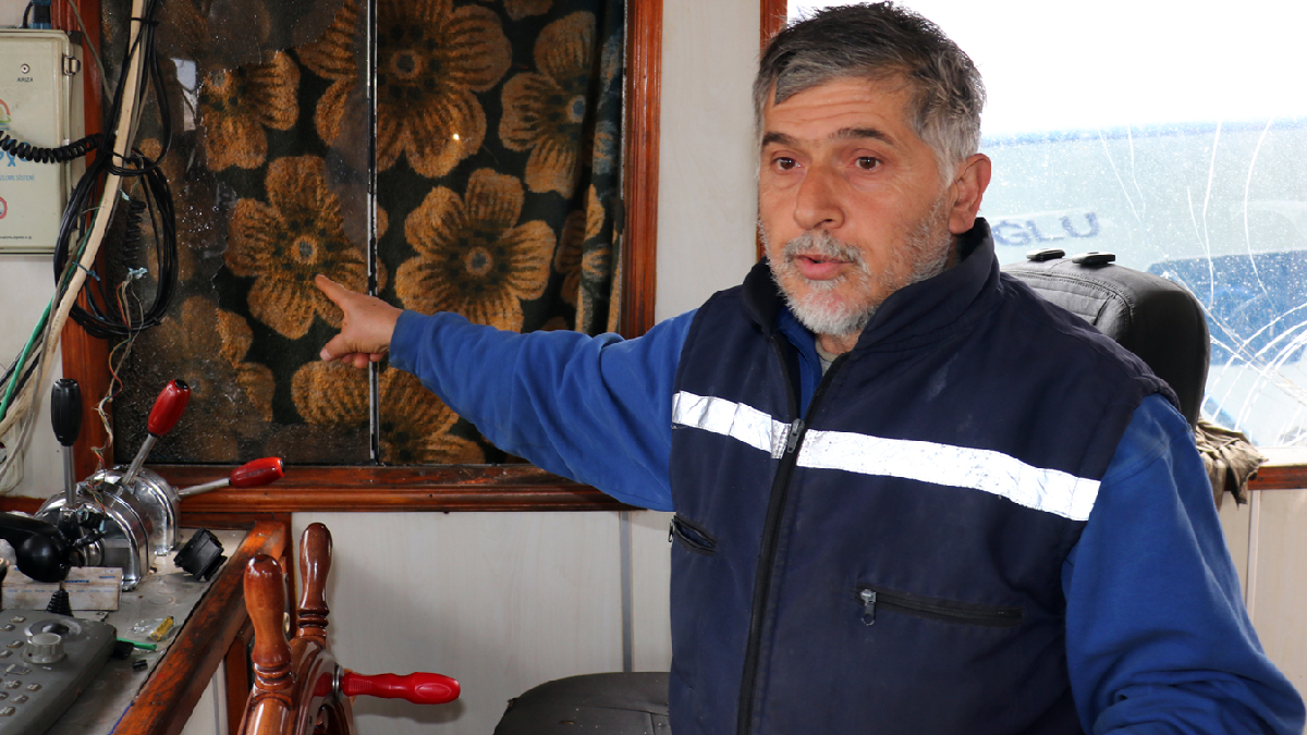 Yunanistan'dan al�ak sald�r�! '��i benzin  dolu �i�eyi tekneye att�lar'
