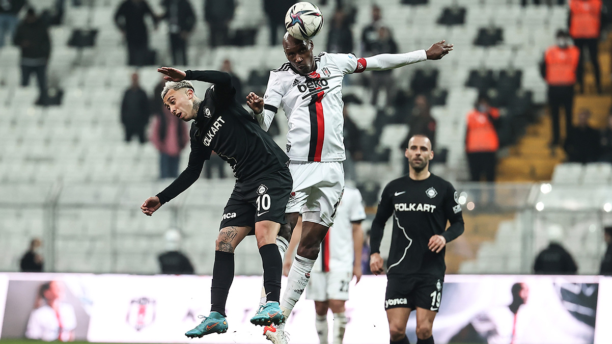 Atiba Hutchinson'la 1 y�l daha