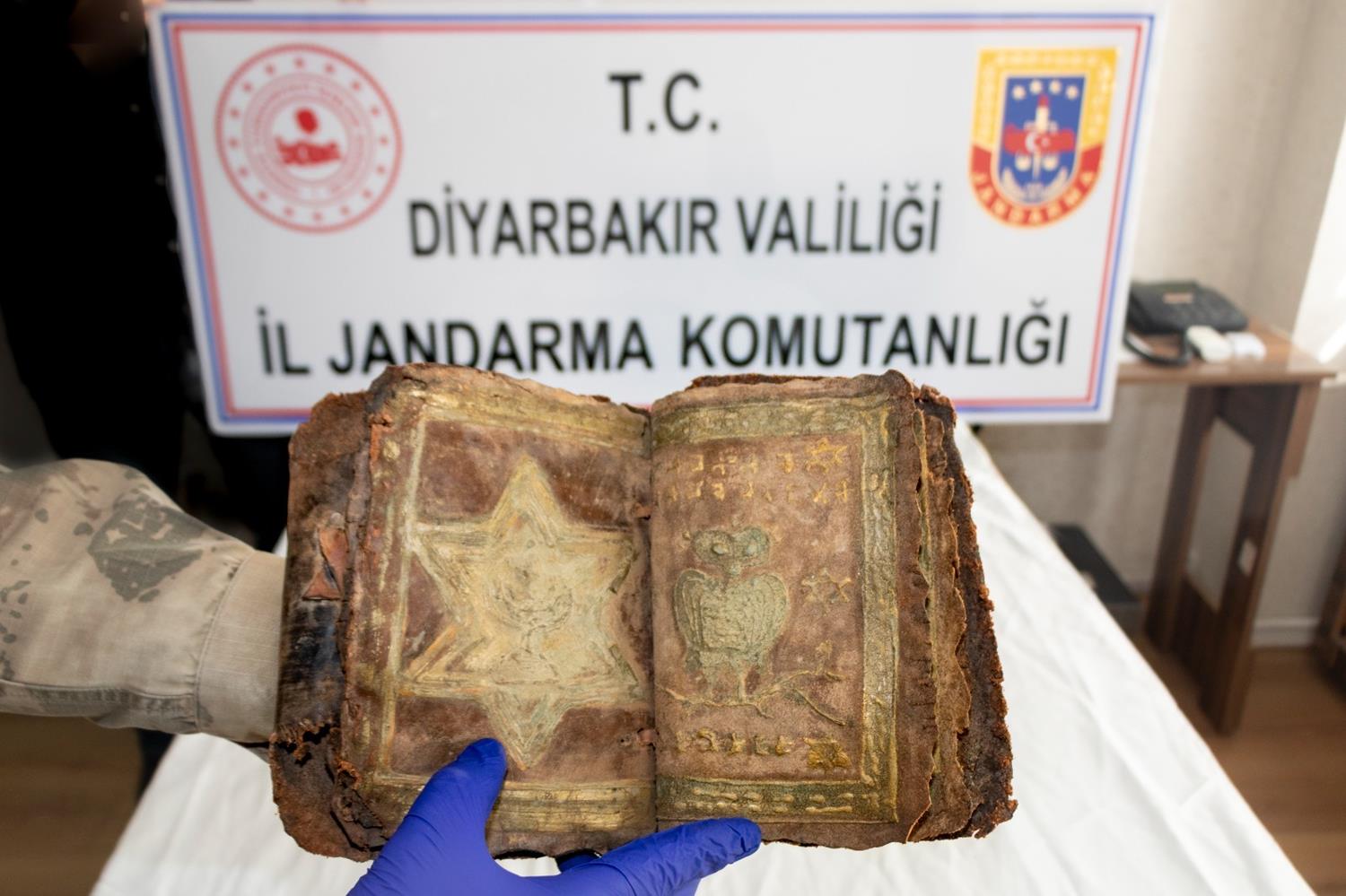 Diyarbakr'da branice kitap ve ferman satmak isteyen 4 pheli yakaland