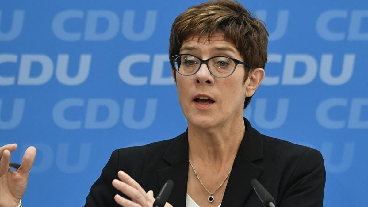 Eski Alman Bakan Karrenbauer: Putin'i gerekten caydracak hibir ey hazrlamadk 