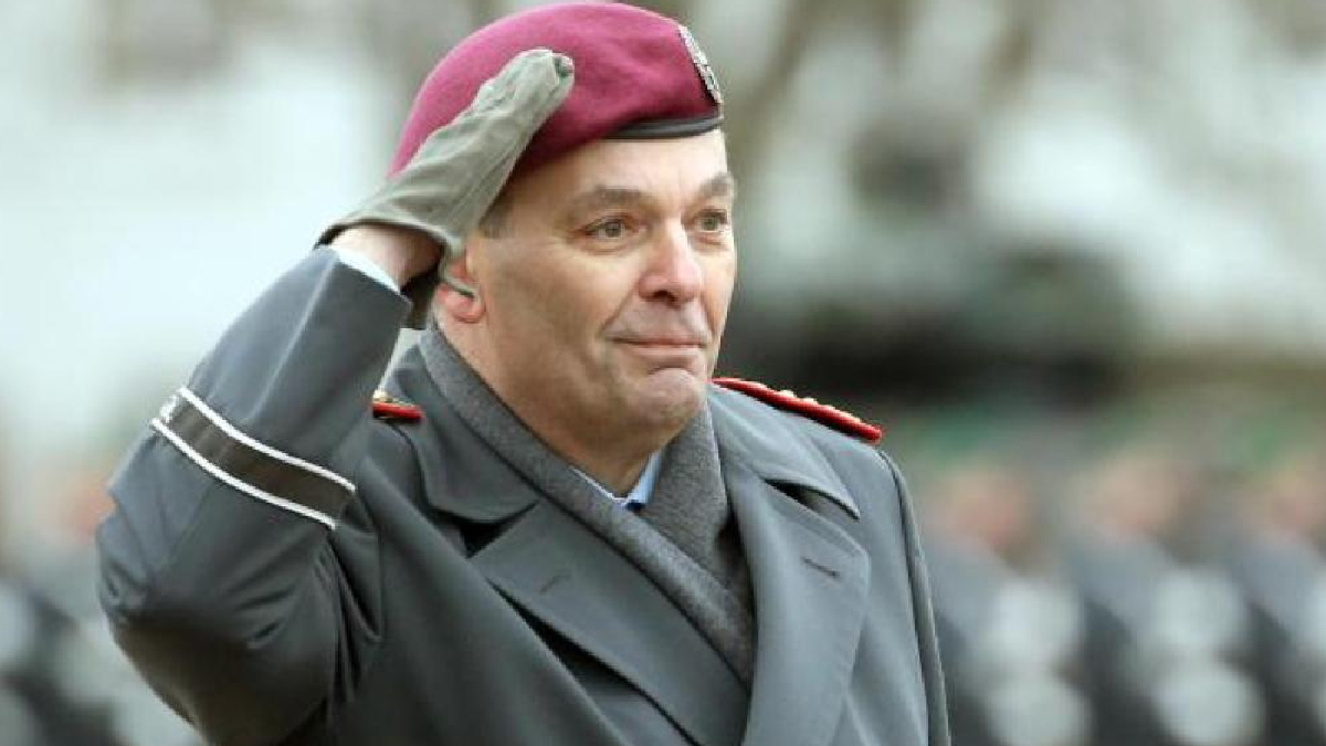 Alman komutan �lkesinin savunma politikas�n� ele�tirdi: Sinirliyim