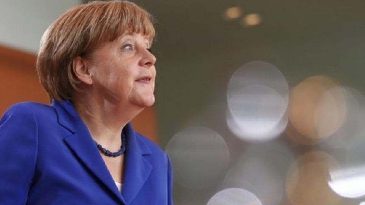 Angela Merkel, yannda korumas varken czdann aldrd